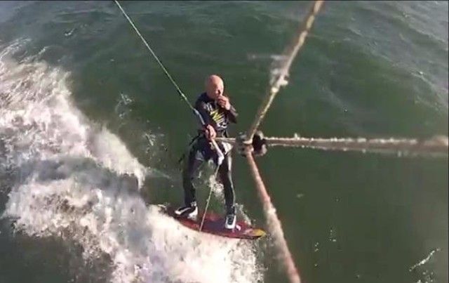 Серфінгіст зіткнувся з величезним китом під час плавання