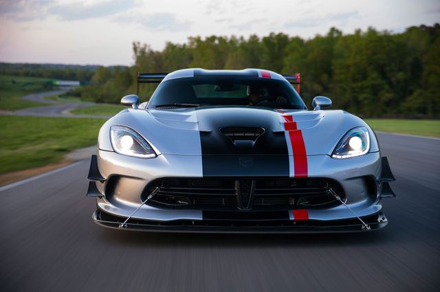 Коли вийде останній в історії розкішний Dodge Viper - фото 181473