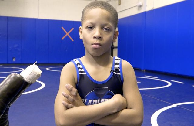 Хлопчик, який народився без ніг, став чемпіоном з реслінгу - фото 183445