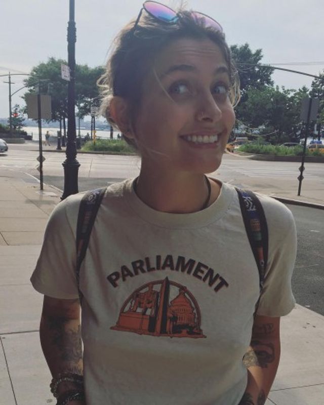 Дочка Майкла Джексона роздяглася перед статуєю Будди: відверте фото - фото 185439