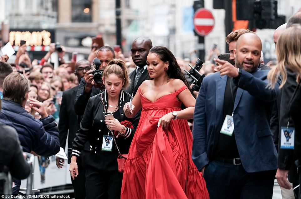 Rihanna вразила формами в ефектній сукні