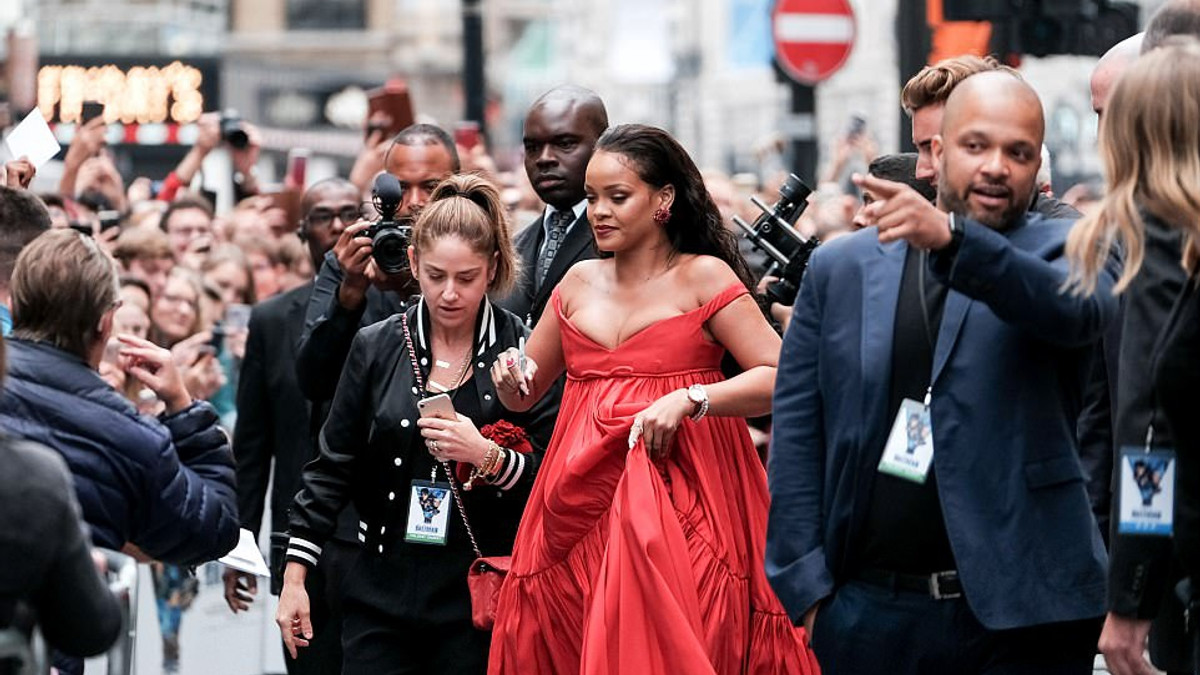 Rihanna вразила формами в ефектній сукні - фото 1