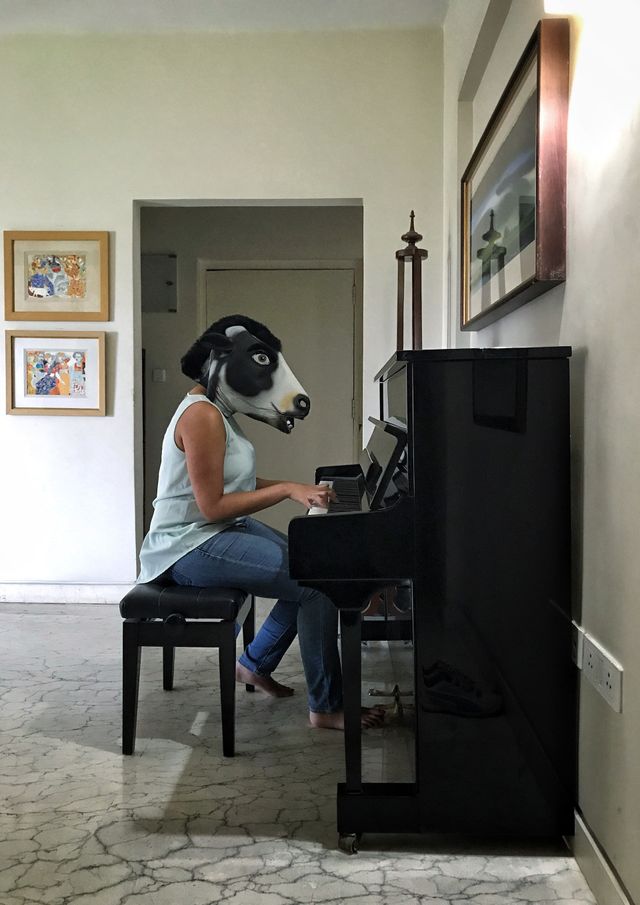 Фотограф створив унікальний проект з жінками в масках корів - фото 179022