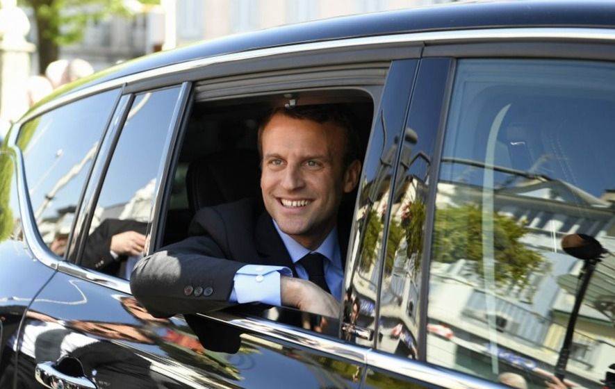 Підтримав вітчизняного виробника. Макрон пересів на новеньке авто