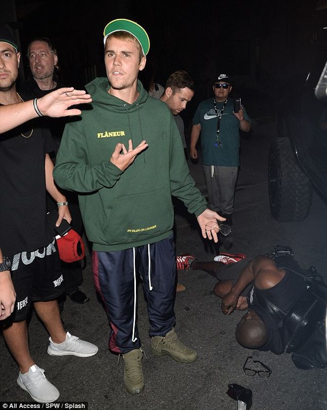 Джастін Бібер збив журналіста, повертаючись з церкви - фото 184420