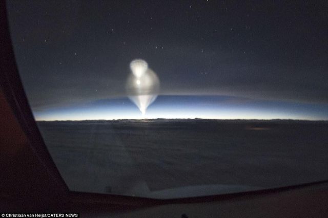 Пілот сфотографував балістичну ракету, яка пролетіла повз літак - фото 184515