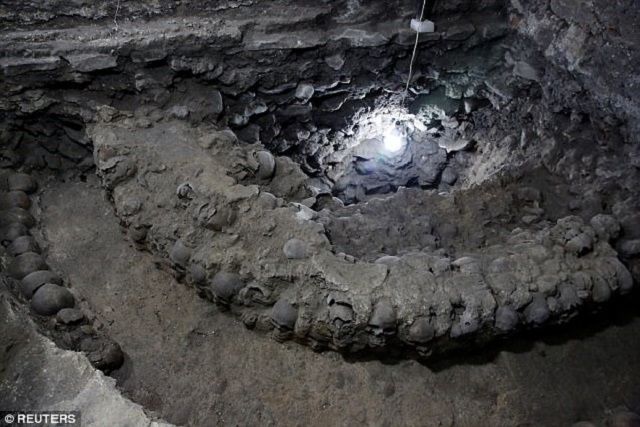 Не для слабкодухих! У Мексиці виявили моторошну вежу з черепів - фото 178591
