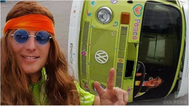 Ентузіаст створив гоночний фургон, що їде на боці