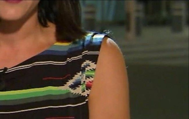 Ведуча виступила в ефірі з павуком на плечі