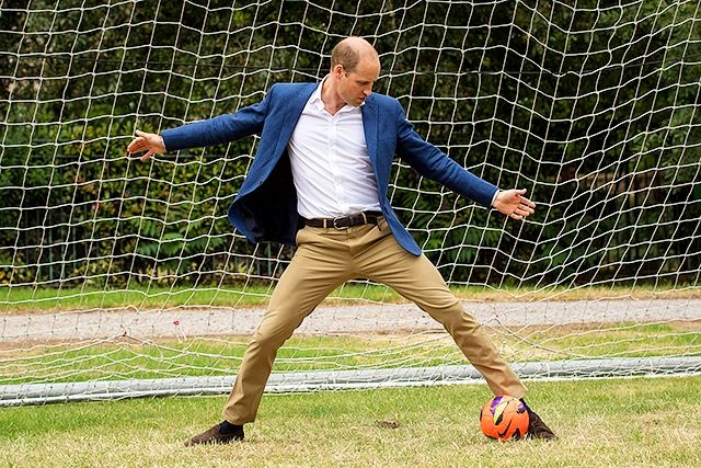 Принц Вільям спробував себе в ролі футбольного воротаря: відеофакт - фото 181232