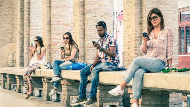 Як використання смартфона впливає на нашу ходу - фото 179109