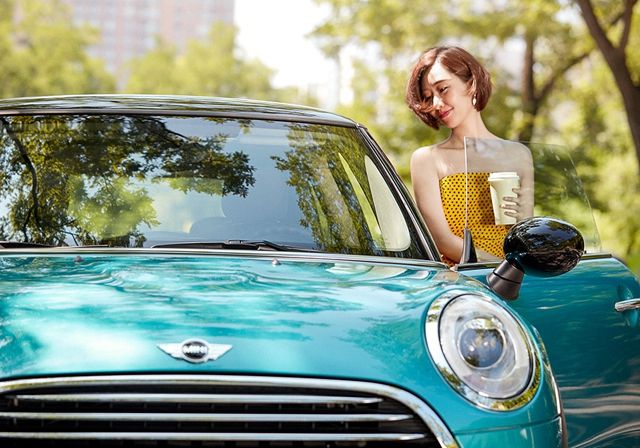Ось як китаянка продала 100 автомобілів Mini Cooper за 5 хвилин!