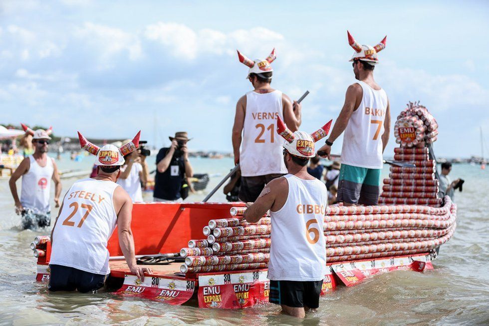 Як виглядають перегони на "пивних" човнах в Австралії: кумедні фото