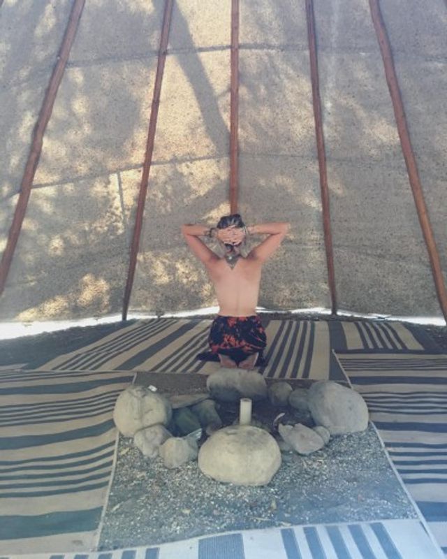 Дочка Майкла Джексона роздяглася перед статуєю Будди: відверте фото - фото 185440