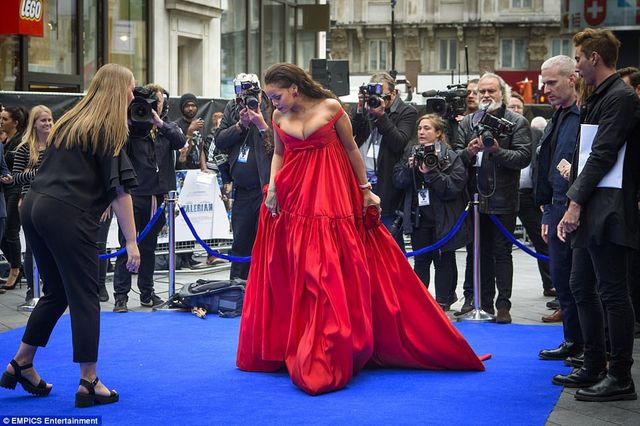 Rihanna вразила формами в ефектній сукні - фото 183892