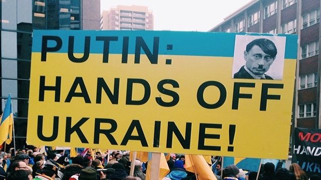 "Копія" Бекхема та мітинг проти Путіна: 26 липня у трьох фото - фото 184387