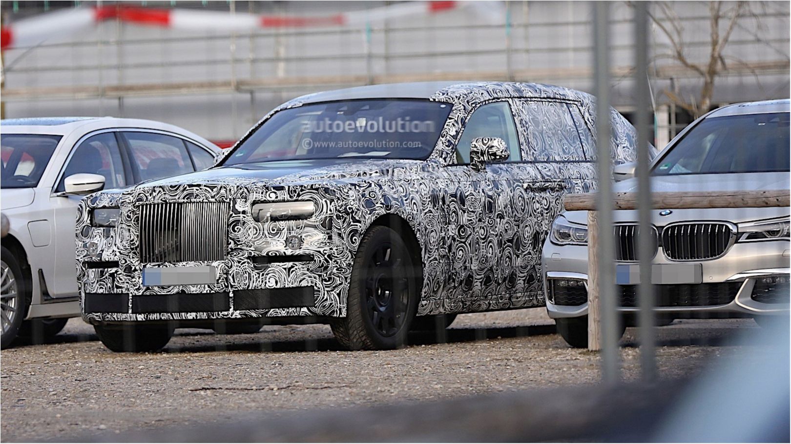 Дивимось новий тизер розкішного Rolls-Royce Phantom