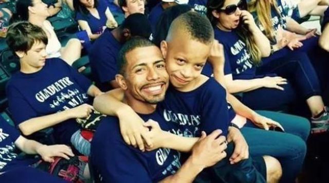 Хлопчик, який народився без ніг, став чемпіоном з реслінгу - фото 183442