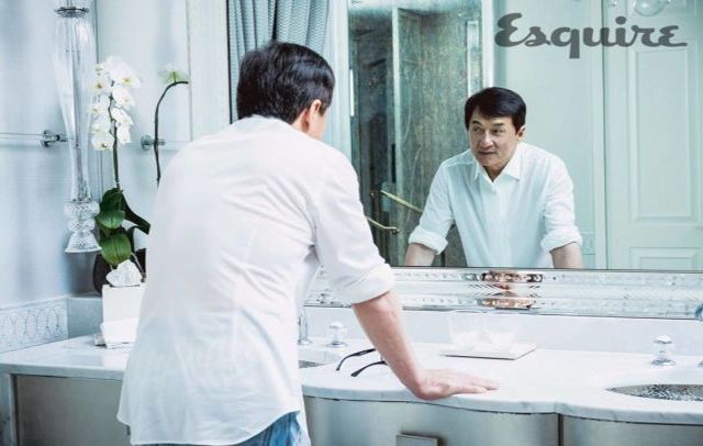 Усміхнений та красивий. Джекі Чан знявся для популярного глянцю - фото 178924