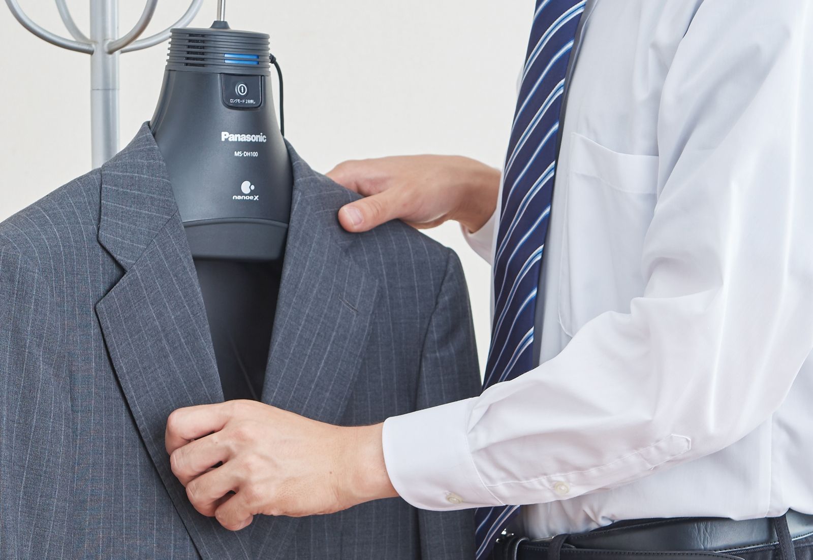 Незамінна в домі: створена "розумна" вішалка, яка освіжить ваш одяг