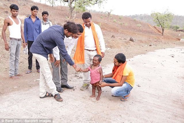 Індієць маленьким ростом шокував мережу: фото - фото 184020