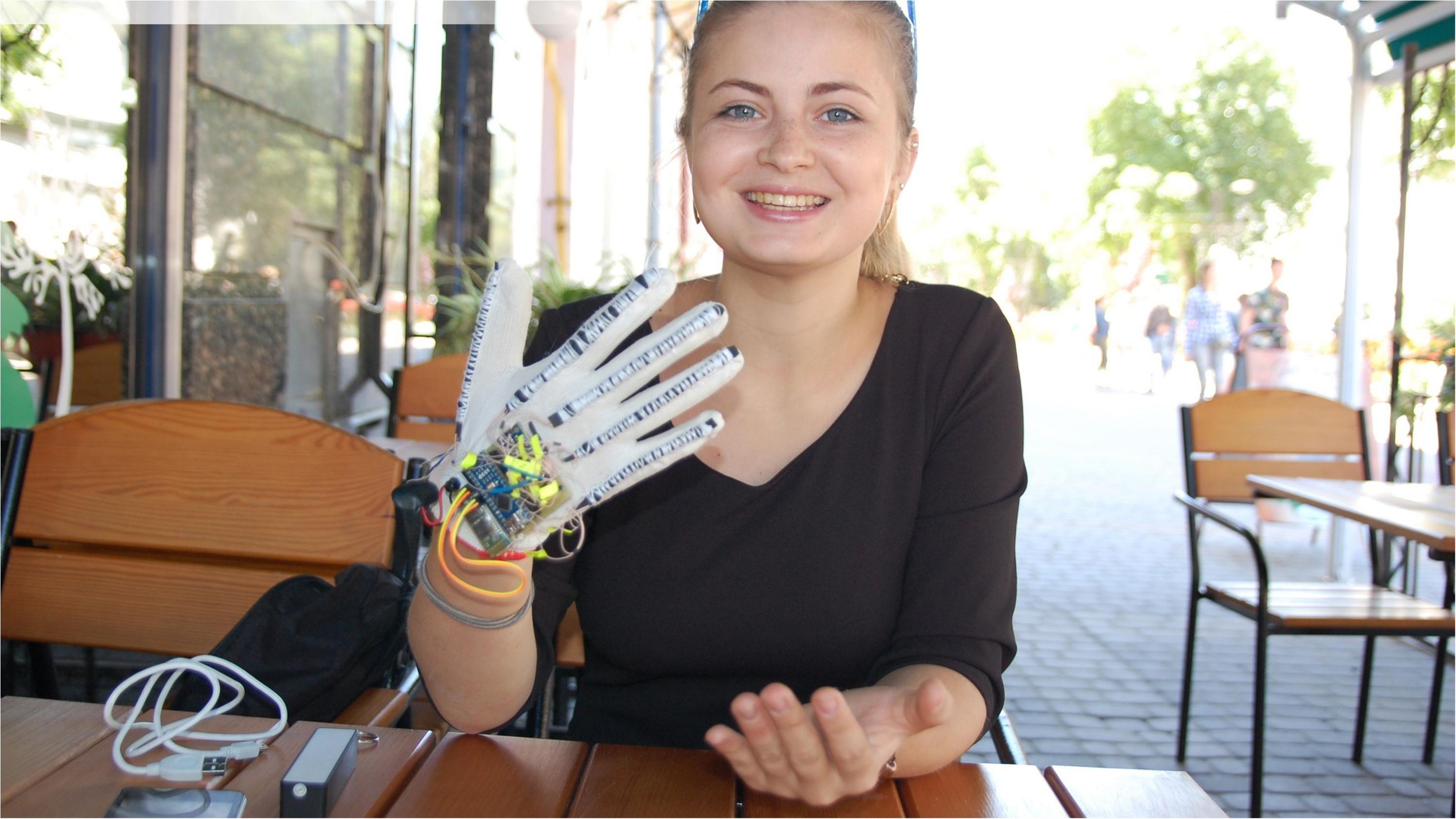 Українка створила рукавичку, яка озвучує мову жестів - фото 1