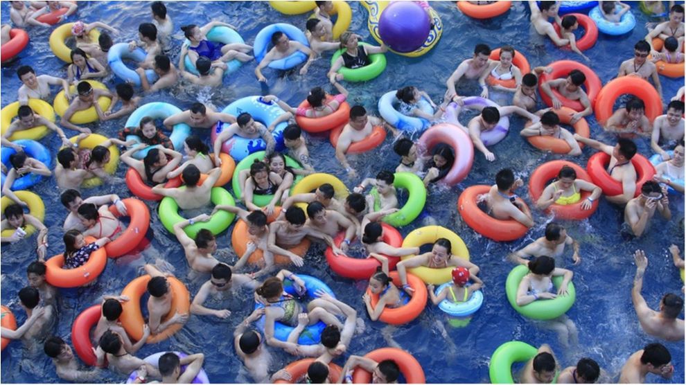 Тисячі китайців заполонили аквапарки через пекельну спеку: вражаючі фото