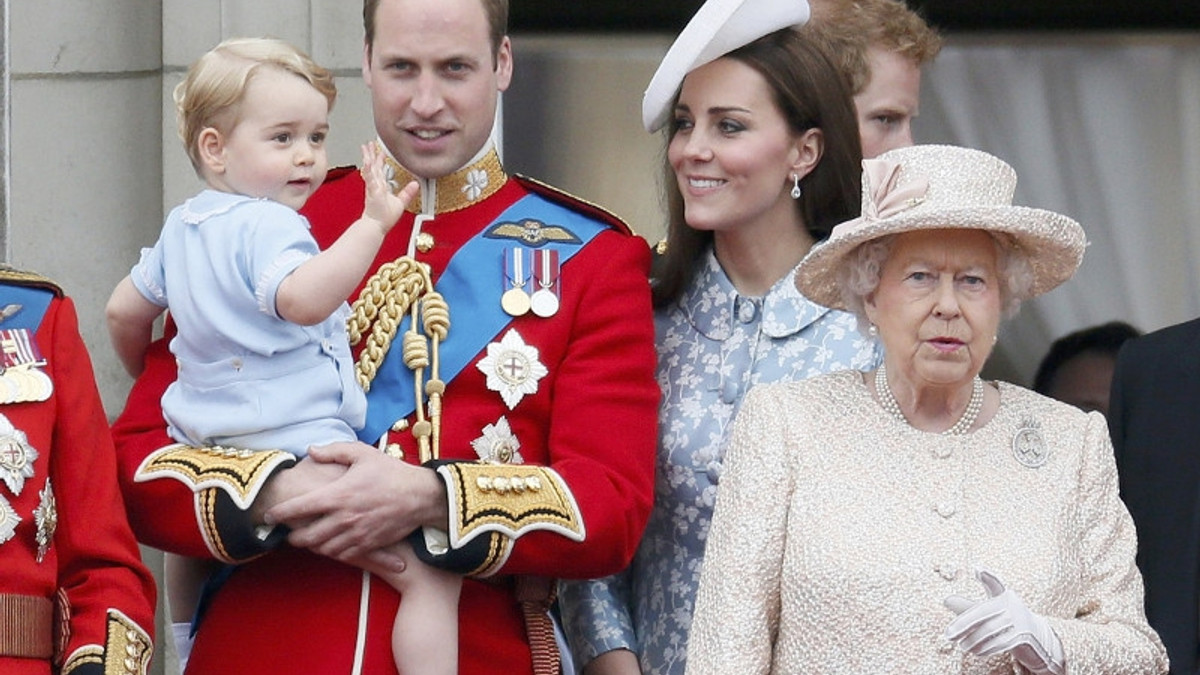 Єлизавет ІІ, принц Вільям, Кейт Міддлтон та маленький Джордж - фото 1