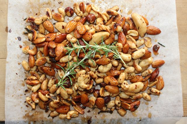 Ці продукти категорично не можна їсти дітям - фото 184256