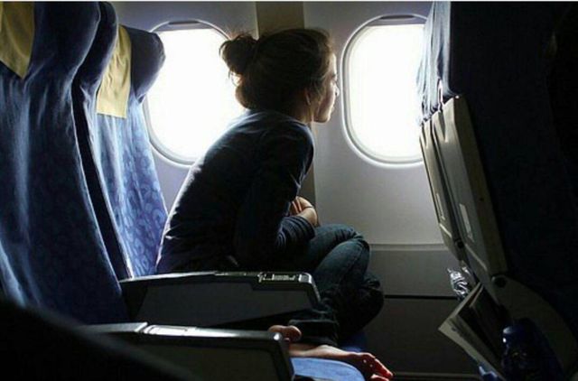 Ось чому при посадці та зльоті літака необхідно підняти шторки ілюмінатора - фото 178023