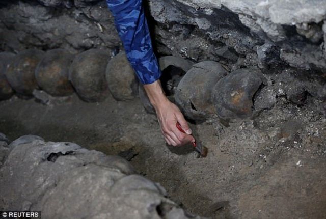 Не для слабкодухих! У Мексиці виявили моторошну вежу з черепів - фото 178588