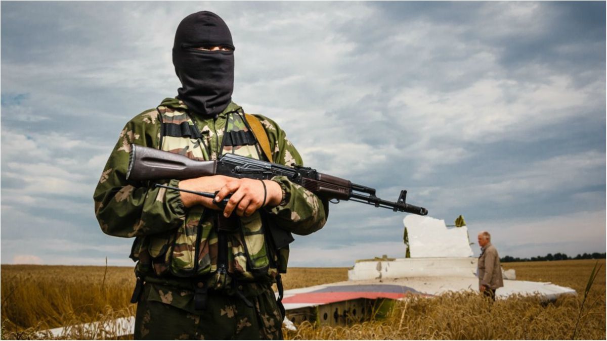 MH17 wreckage guard - фото 1