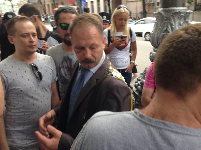 Одіозного депутата закидали яйцями: фотофакт - фото 181017
