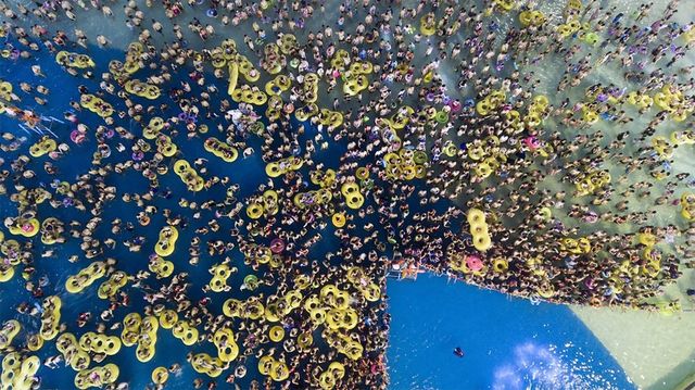 Тисячі китайців заполонили аквапарки через пекельну спеку: вражаючі фото - фото 184658