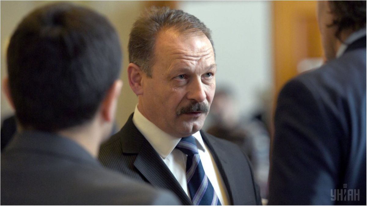 Одіозного депутата закидали яйцями: фотофакт