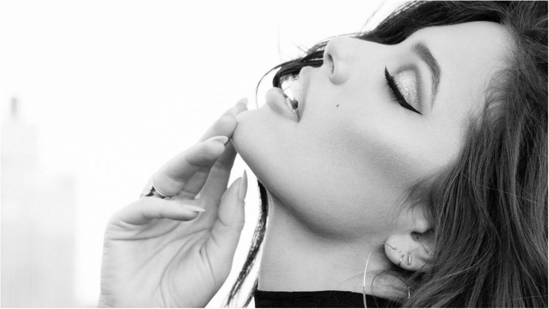 Розкішна модель plus-size знялася у бікіні: відверті фото