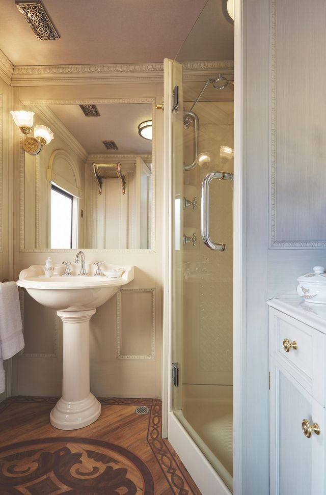 Як виглядає палац всередині потяга: ефектні фото - фото 182503