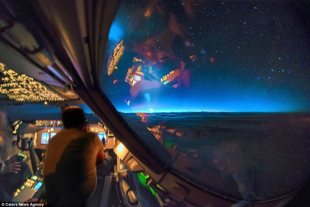 Пілот сфотографував балістичну ракету, яка пролетіла повз літак - фото 184511