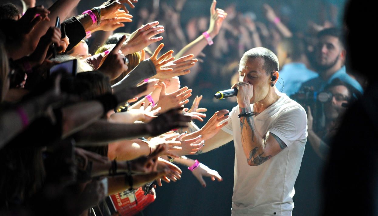"Наше серце розбите". Реакція зірок на смерть лідера Linkin Park Честера Беннінгтона