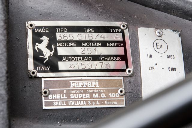 Яскраве Ferrari Елтона Джона виставили на аукціон - фото 182266