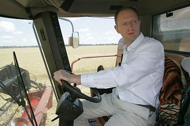 Гройсман став комбайнером: кумедний фотофакт - фото 182968