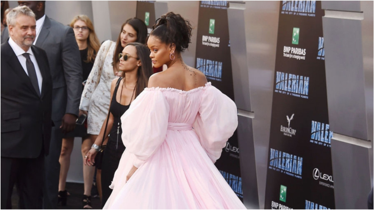 Як зефірка: Rihanna прогулялася в рожевому вбранні - фото 1