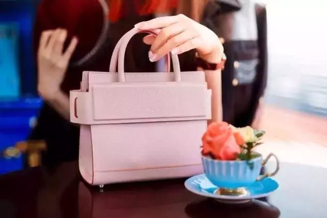 Ось як китаянка продала 100 автомобілів Mini Cooper за 5 хвилин! - фото 184322