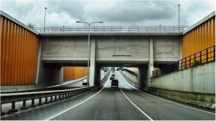 У Голландії з'явився унікальний підводний міст