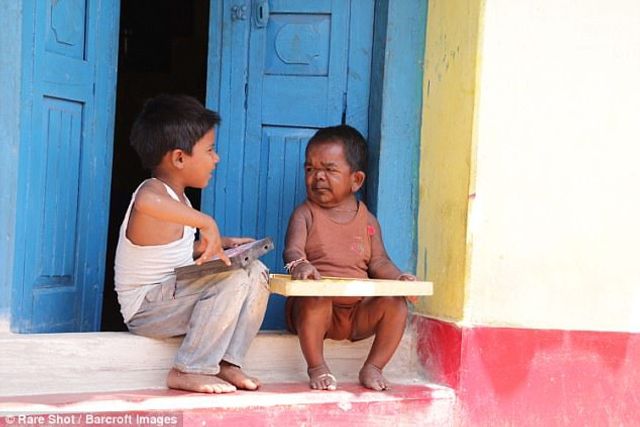 Індієць маленьким ростом шокував мережу: фото - фото 184021