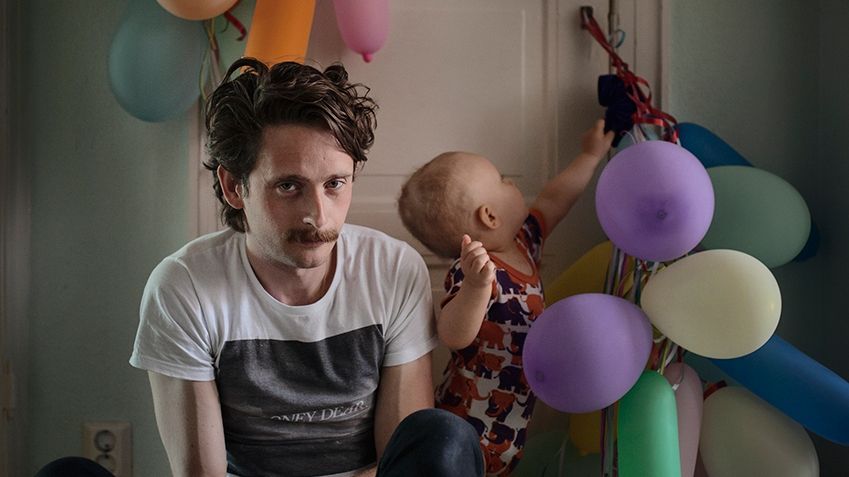 Татусі у декреті: милі фото, які вас зворушать