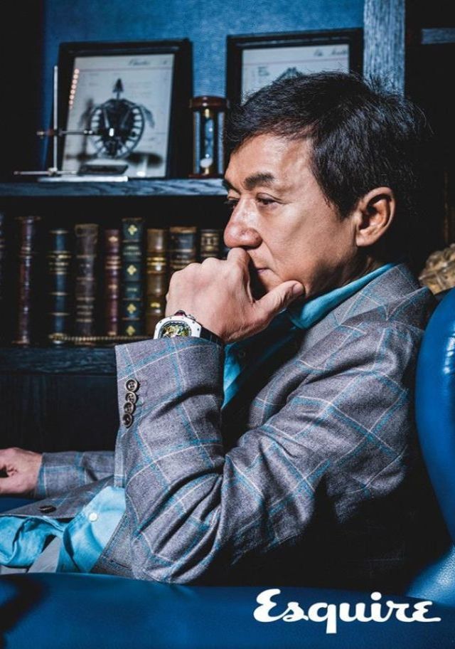 Усміхнений та красивий. Джекі Чан знявся для популярного глянцю - фото 178925