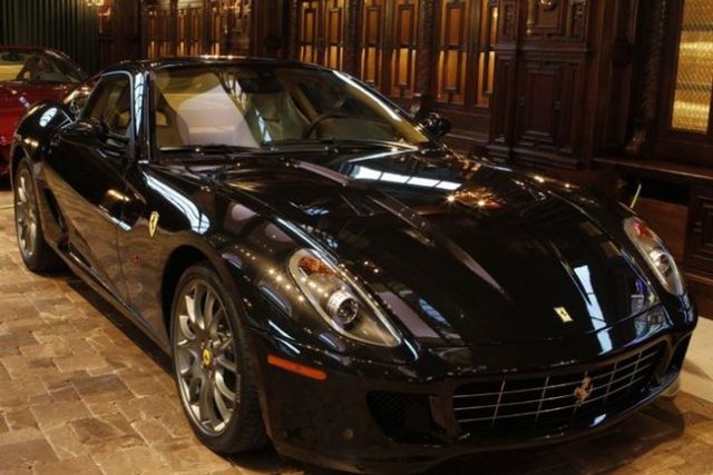 Як виглядає елітний гараж для розкішних авто: ефектні фото - фото 184956