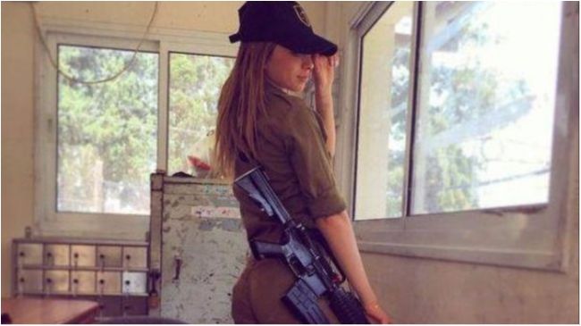 Спокуслива дівчина-воїн стала зіркою Instagram