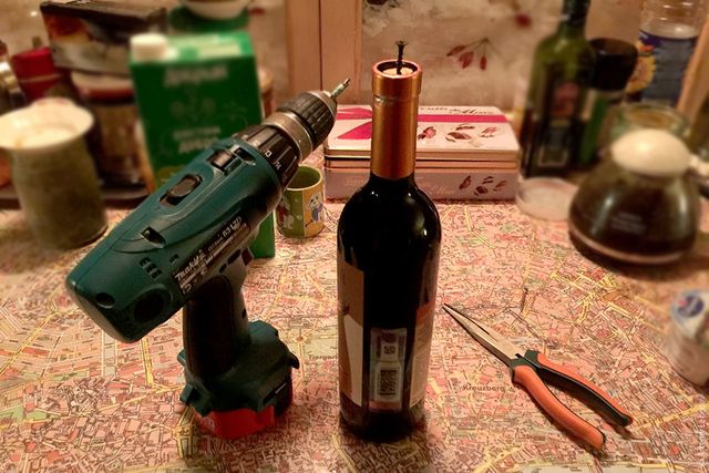 Як відкрити вино без штопора: прості поради - фото 178852